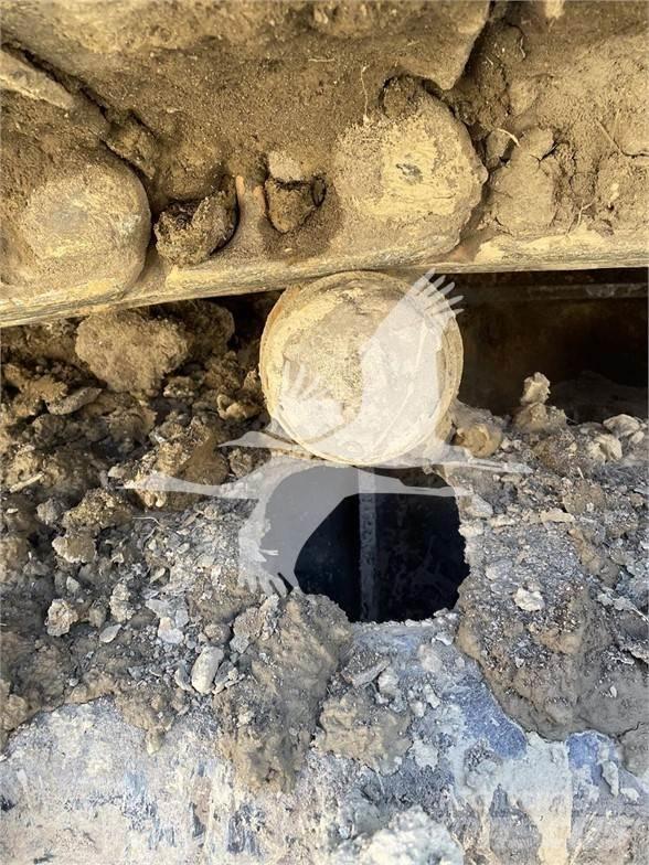 CAT 320 حفارات زحافة