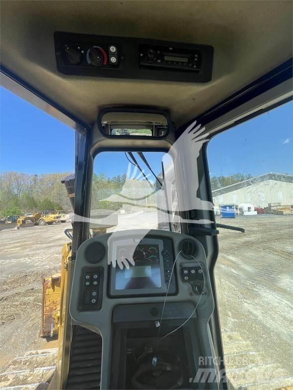 CAT D6T XL بلدوزرات مجنزرة