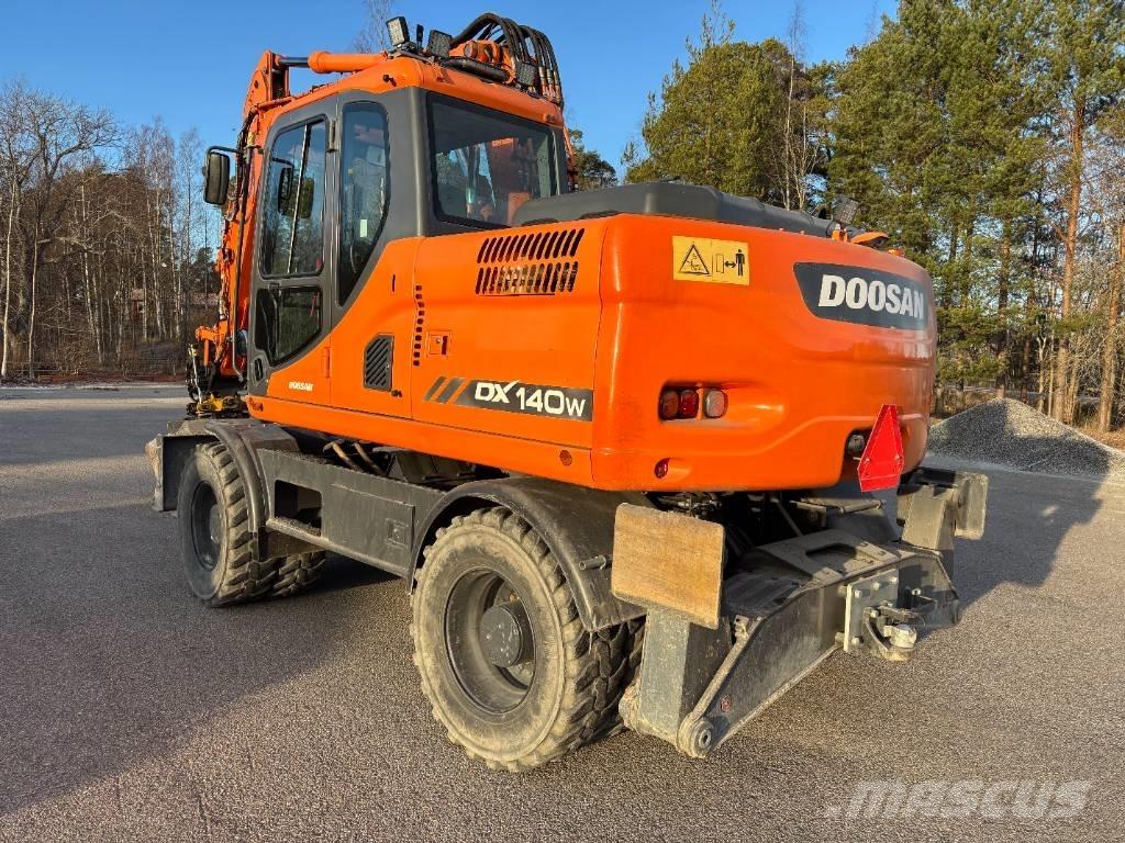 Doosan DX 140 W + vagn حفارات بعجل