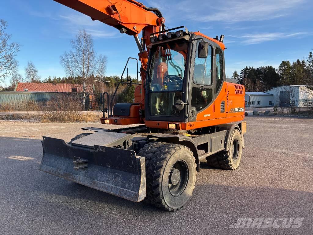 Doosan DX 140 W + vagn حفارات بعجل