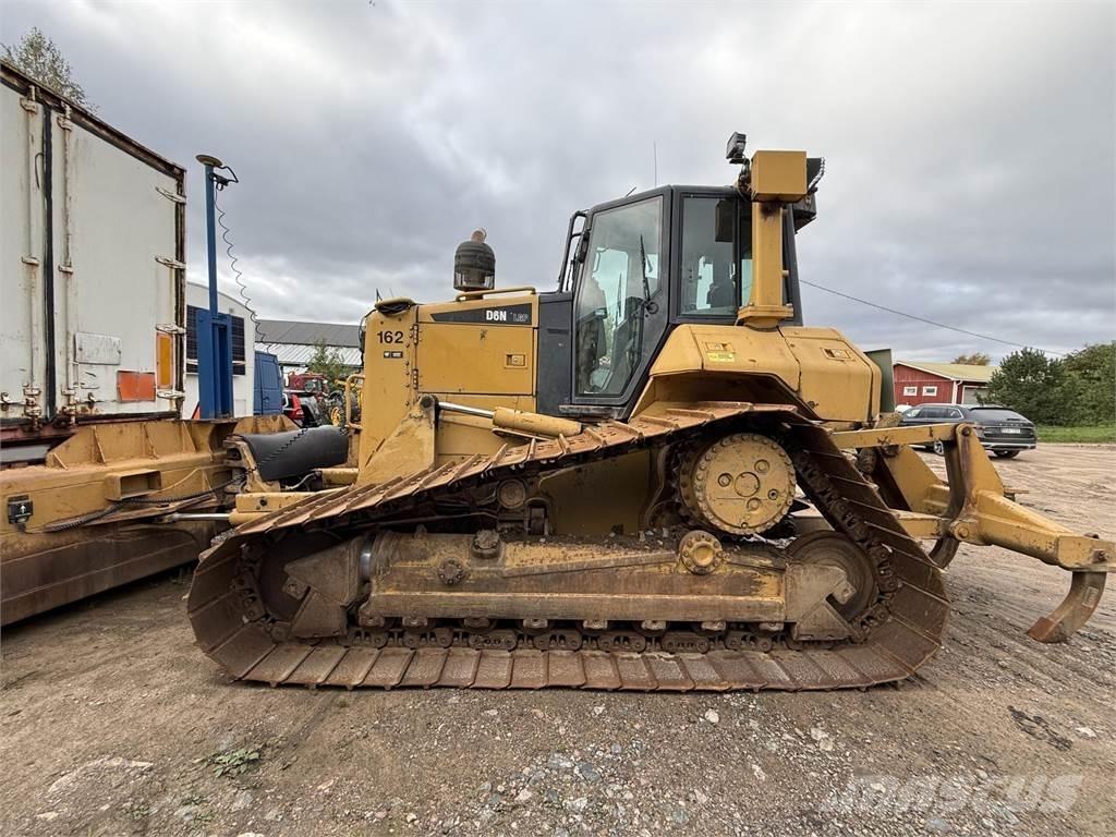 CAT D6N LGP بلدوزرات مجنزرة