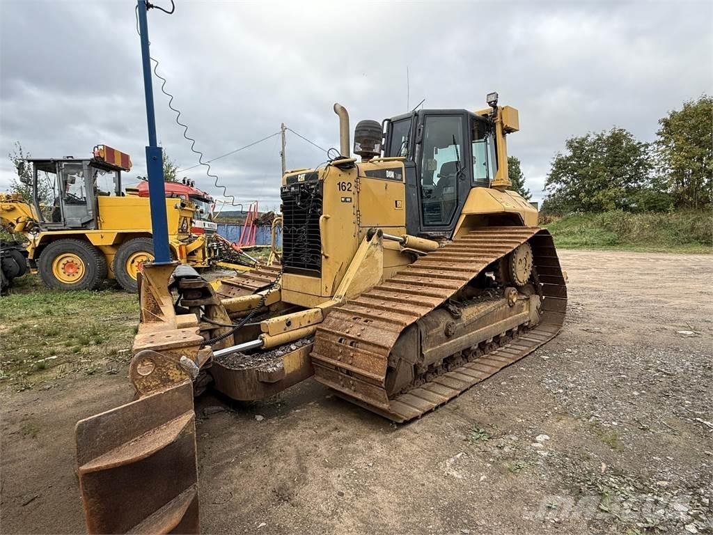 CAT D6N LGP بلدوزرات مجنزرة