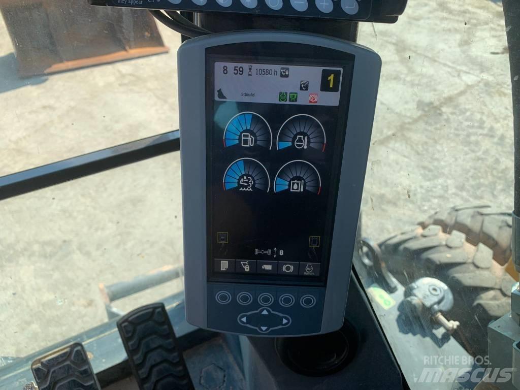 CAT M 318 F حفارات بعجل