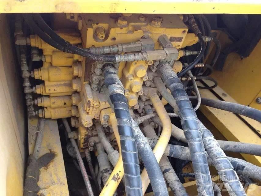 Komatsu pc220-7 حفارات زحافة