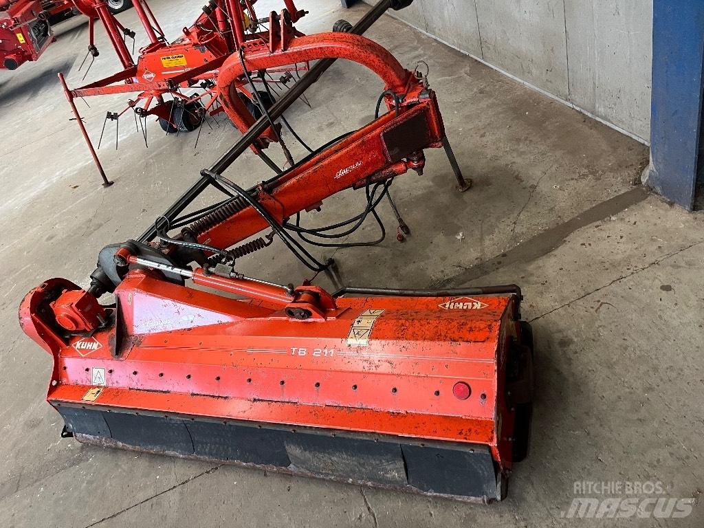 Kuhn TB 211 جزازات وأغطية المراعي