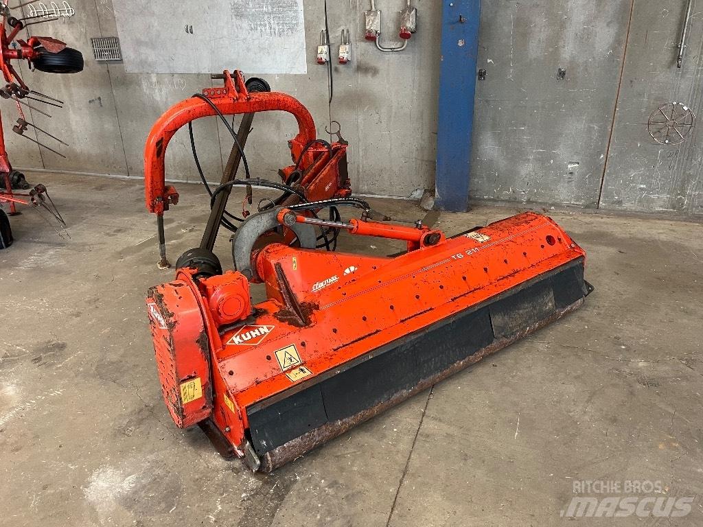 Kuhn TB 211 جزازات وأغطية المراعي