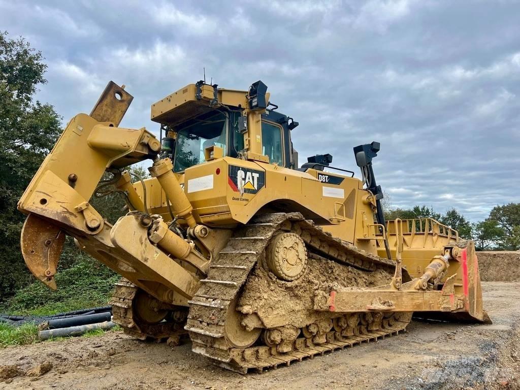 CAT D 8 T بلدوزرات مجنزرة