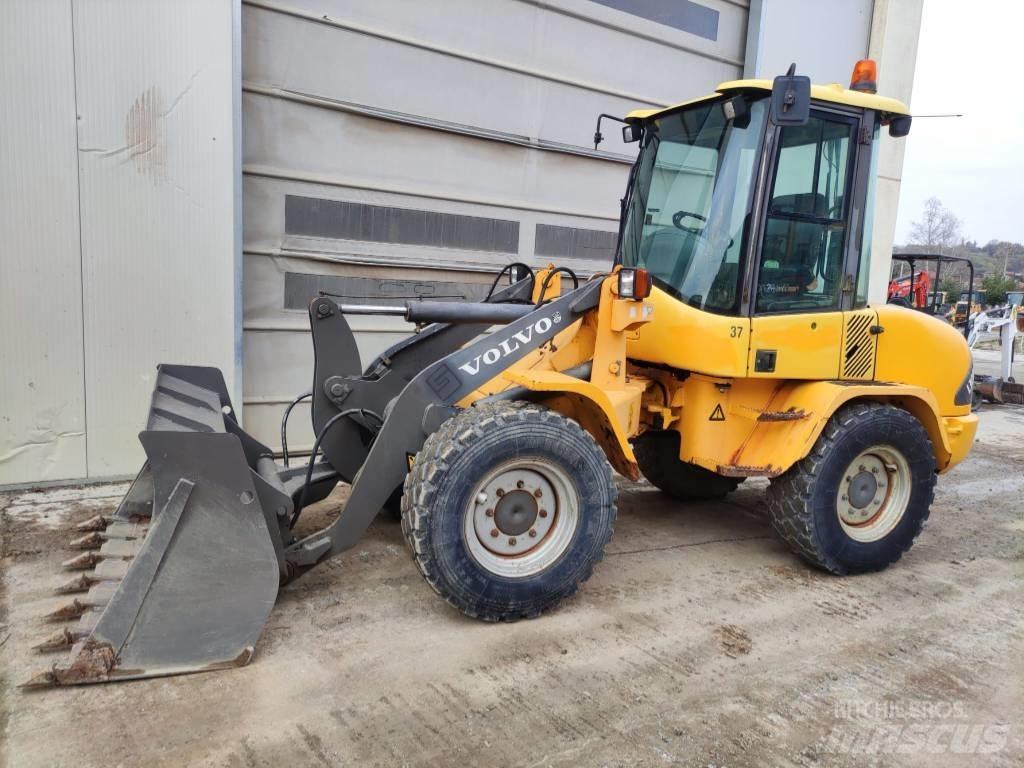 Volvo L 30 B لوادر بعجل