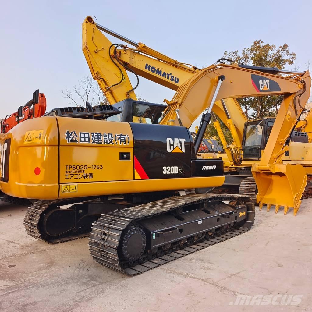 CAT 320 D L حفارات زحافة