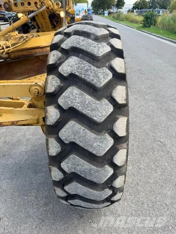 CAT 140H معدات تمهيد الطرق