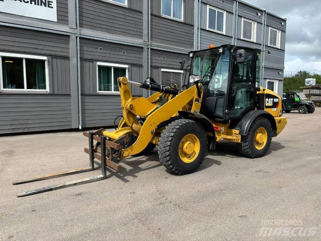 CAT 906M لوادر بعجل