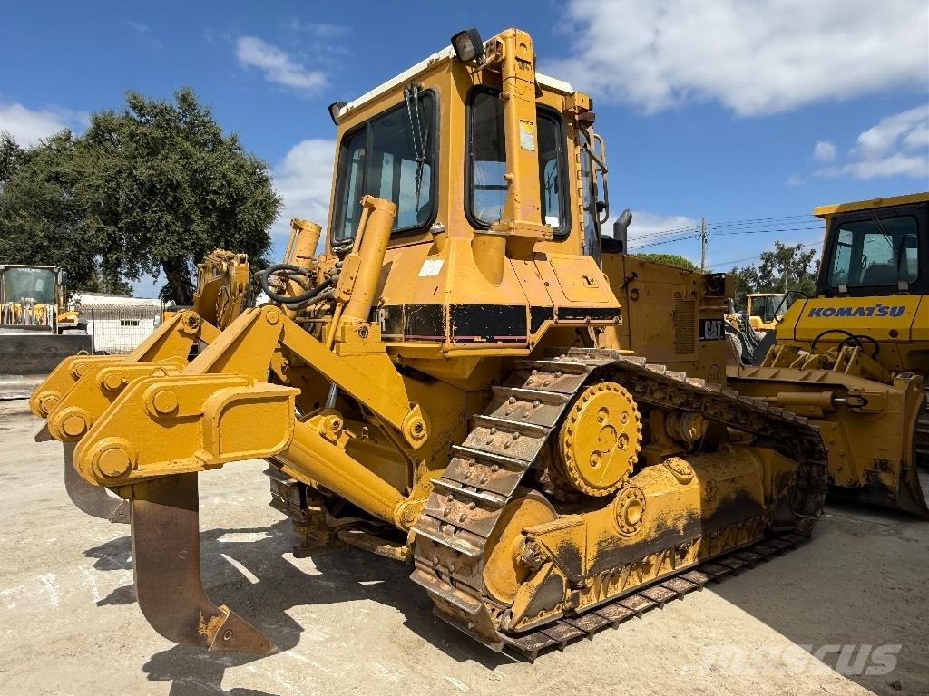 CAT D 5 H بلدوزرات مجنزرة