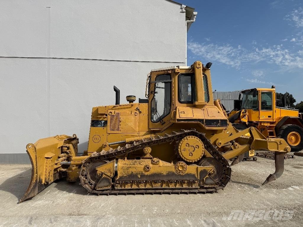 CAT D 5 H بلدوزرات مجنزرة