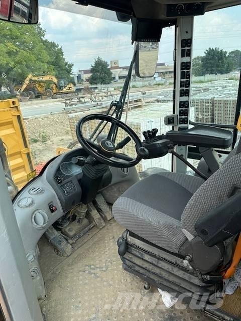 2017 L120H لوادر بعجل