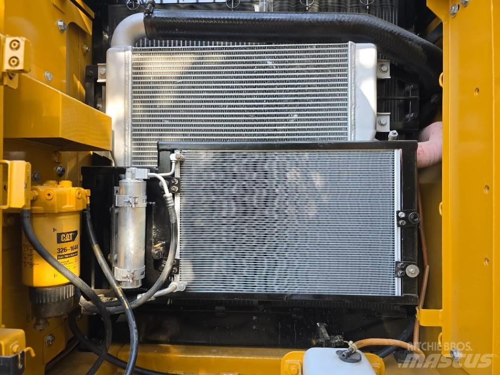 CAT 320D2 حفارات زحافة