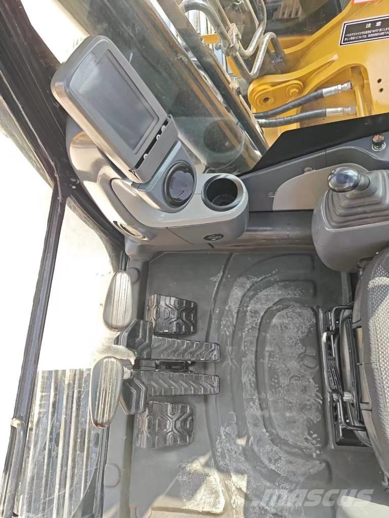 CAT 320 D2 حفارات زحافة