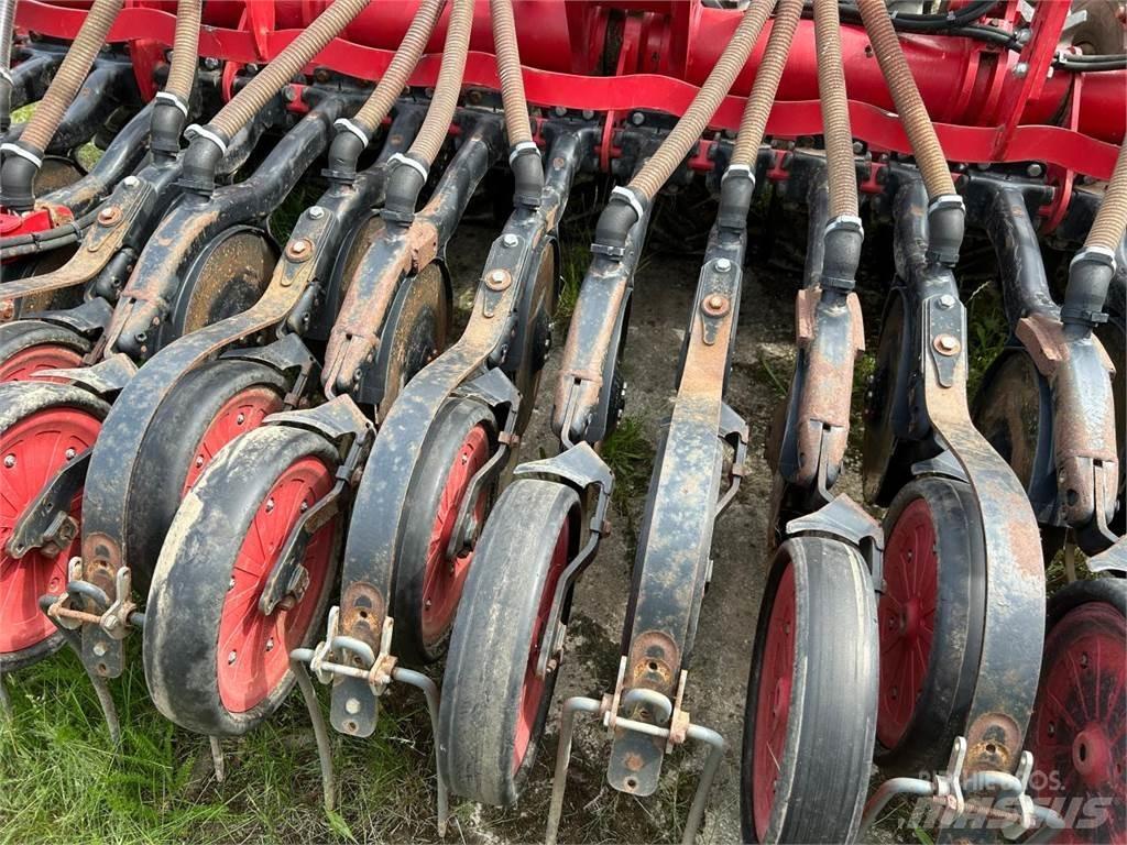 Horsch Pronto 3 DC مثاقيب مدمجة