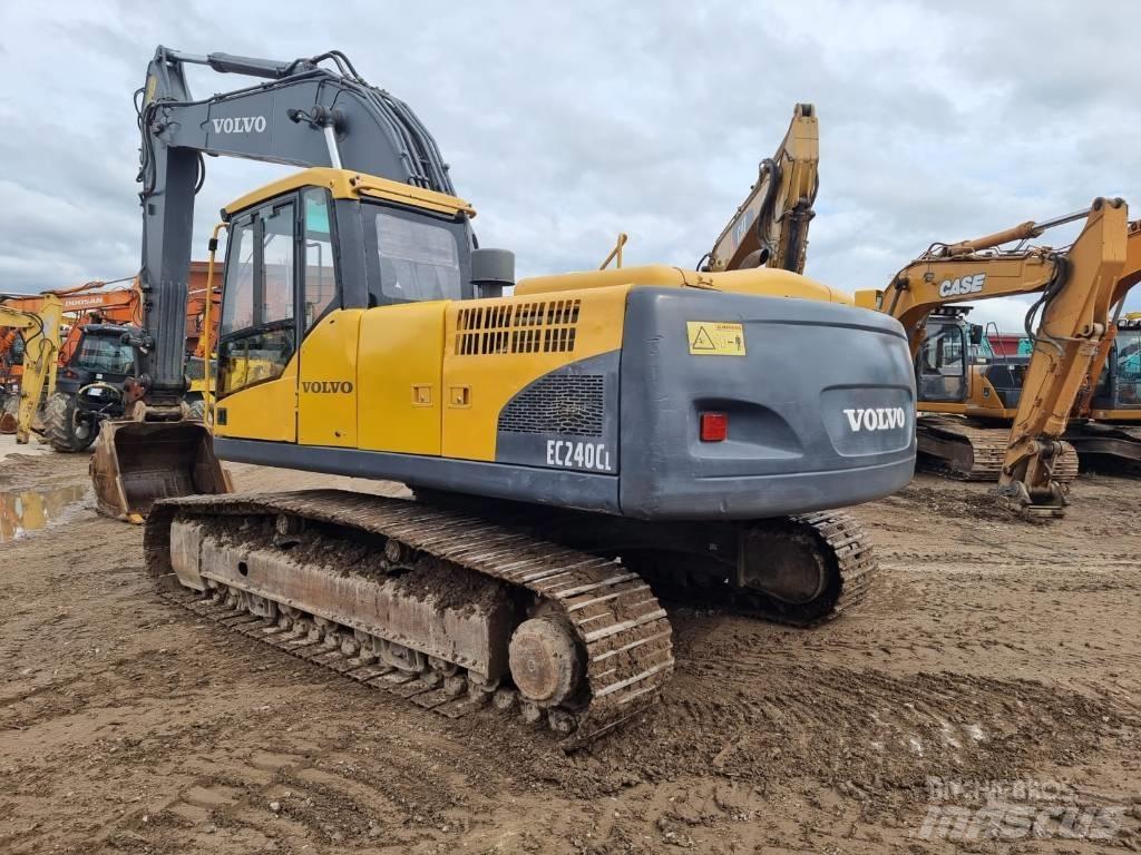 Volvo EC 240 C L حفارات زحافة