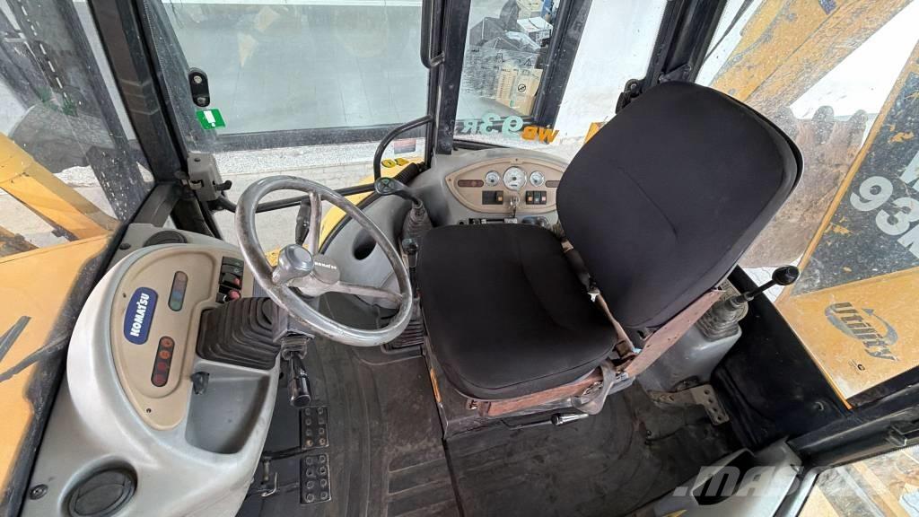 Komatsu WB 93 R لوادر ذات جرافات عكسية