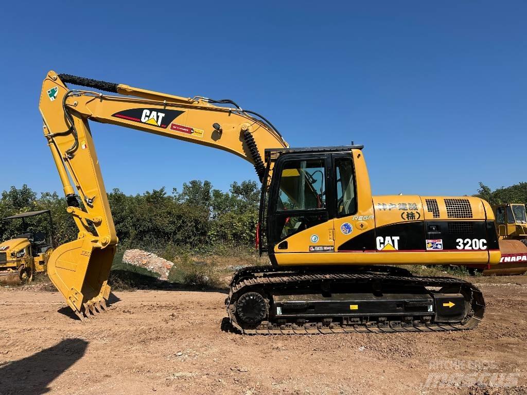 CAT 320 C حفارات زحافة
