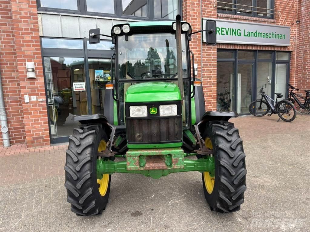 John Deere 5510 الجرارات