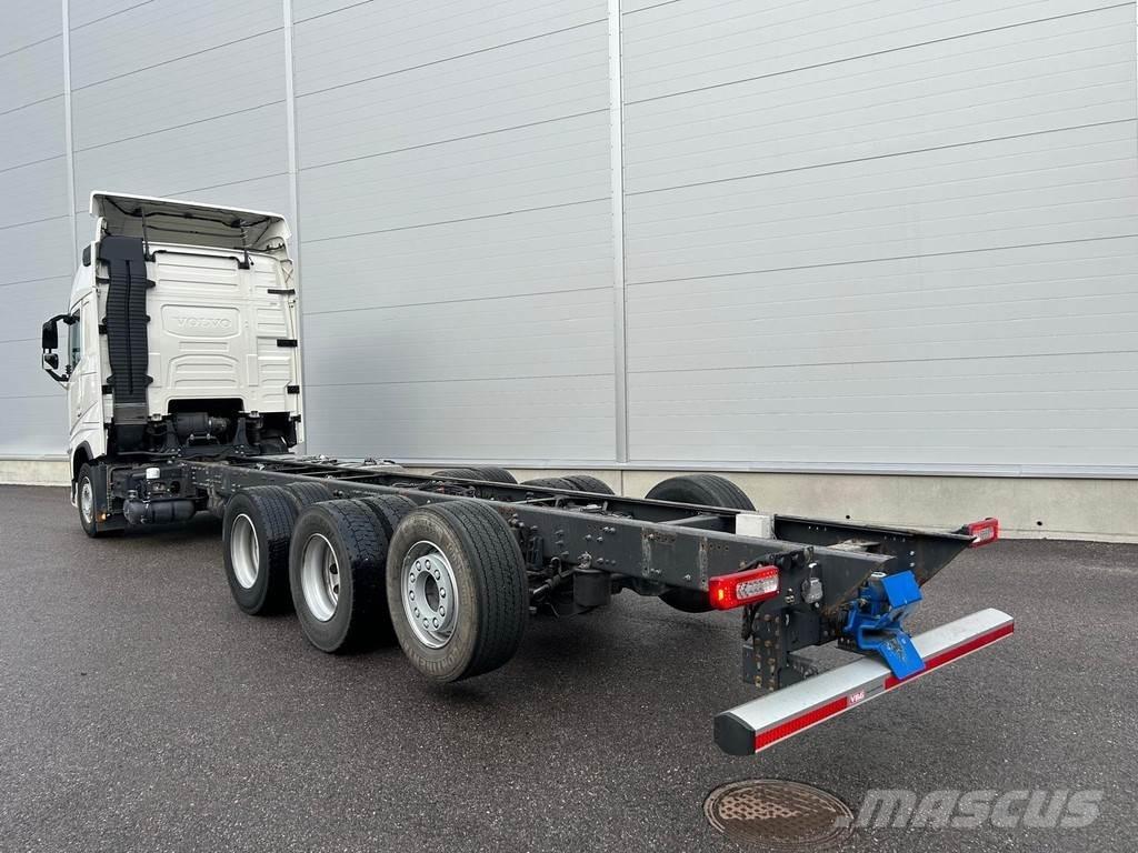 Volvo FH شاحنات بمقصورة وهيكل