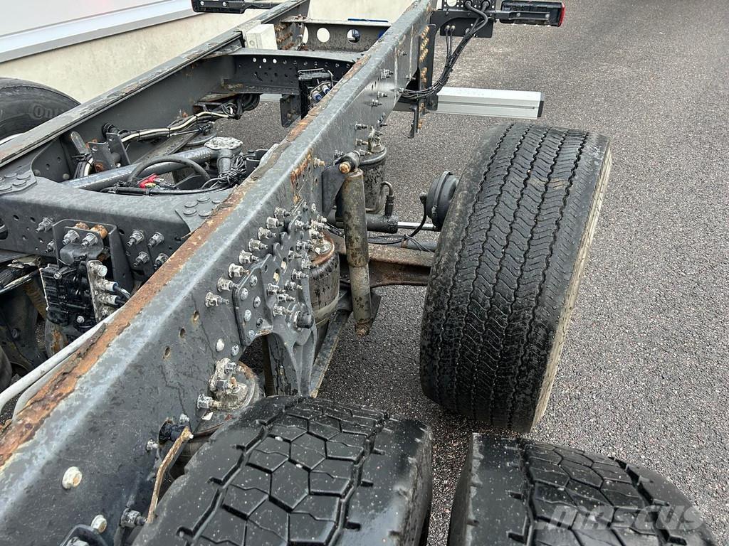 Volvo FH شاحنات بمقصورة وهيكل