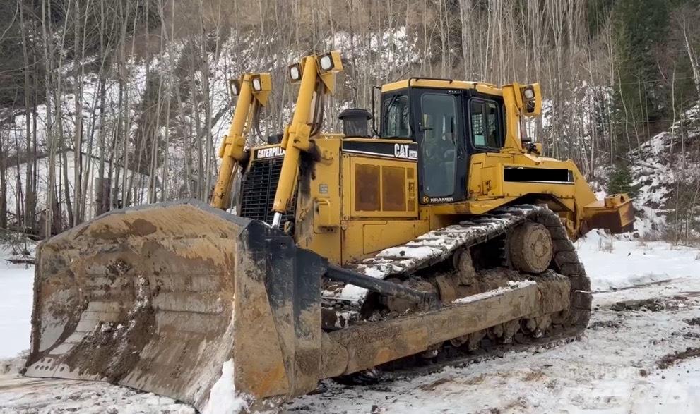 CAT D 8 R بلدوزرات مجنزرة