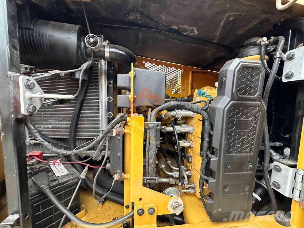 CAT 310 حفارات زحافة