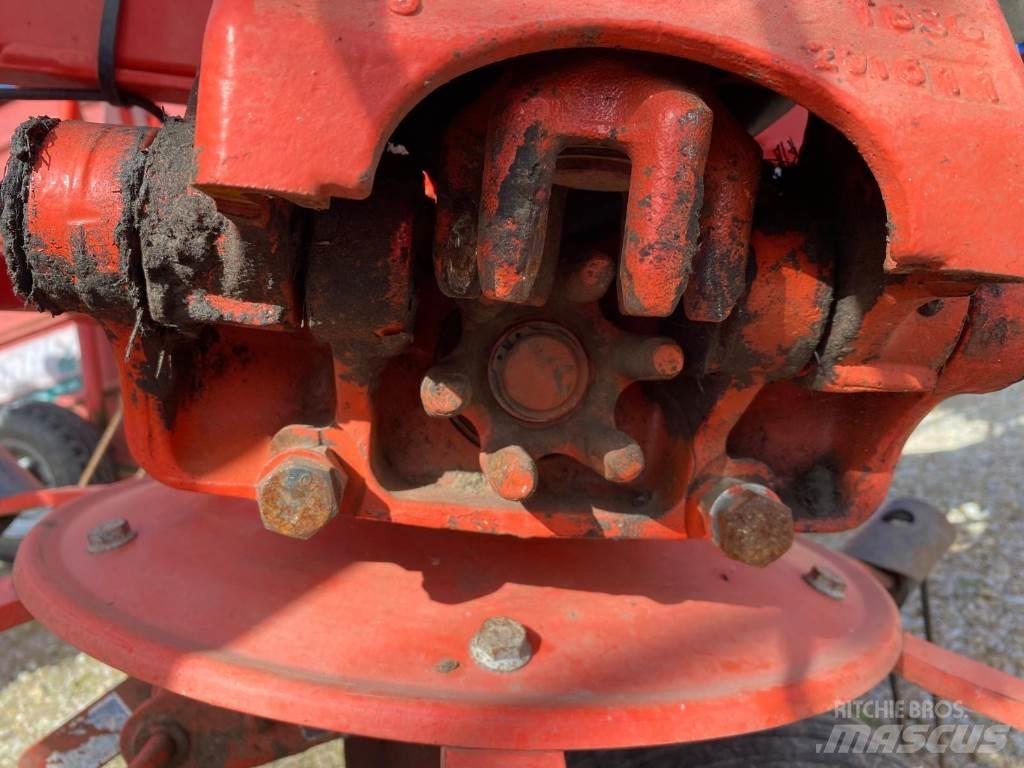 Kuhn GF8702 مكابس وميبسات التبن