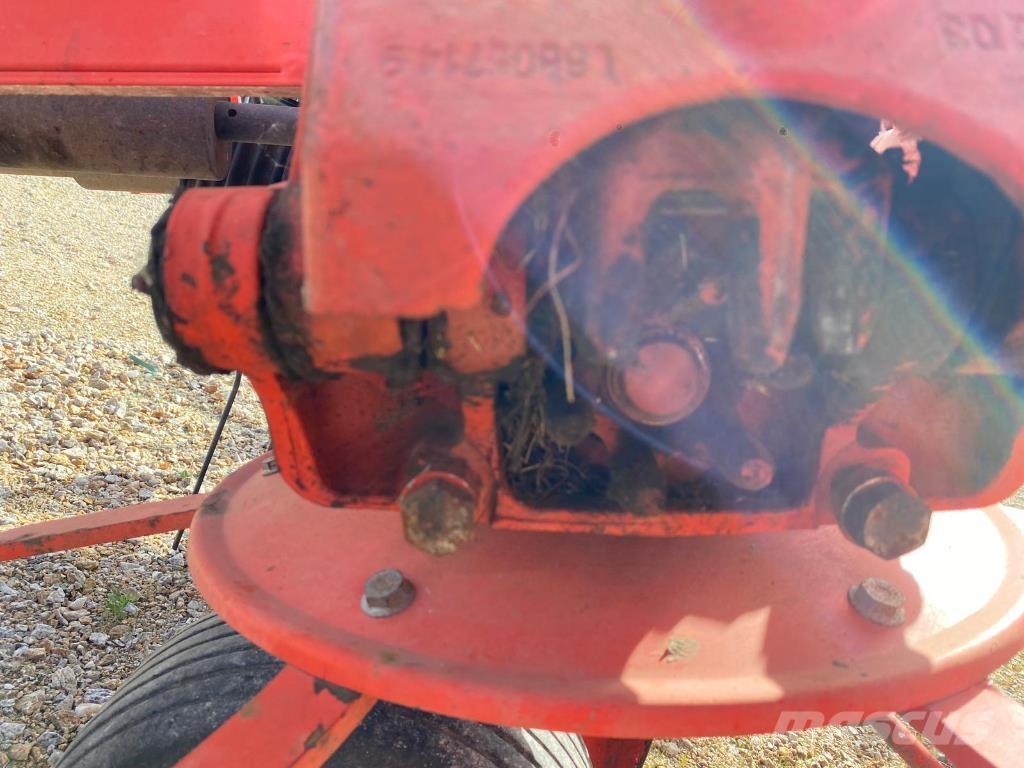 Kuhn GF8702 مكابس وميبسات التبن