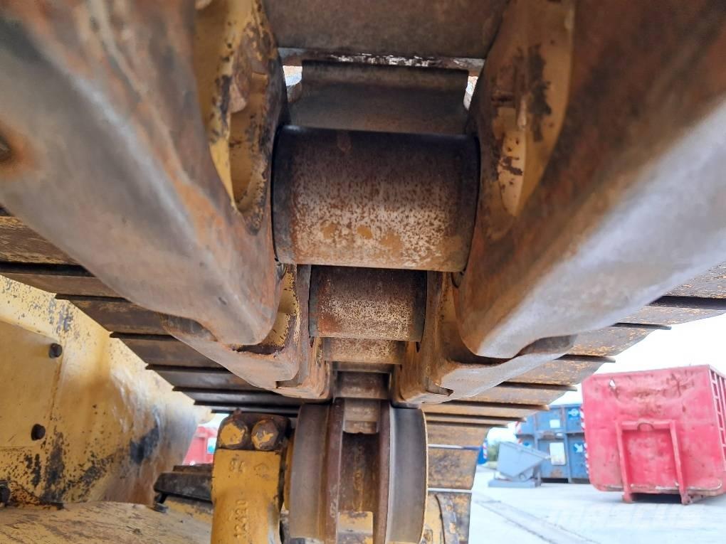 Komatsu D61PXI-24E0 بلدوزرات مجنزرة
