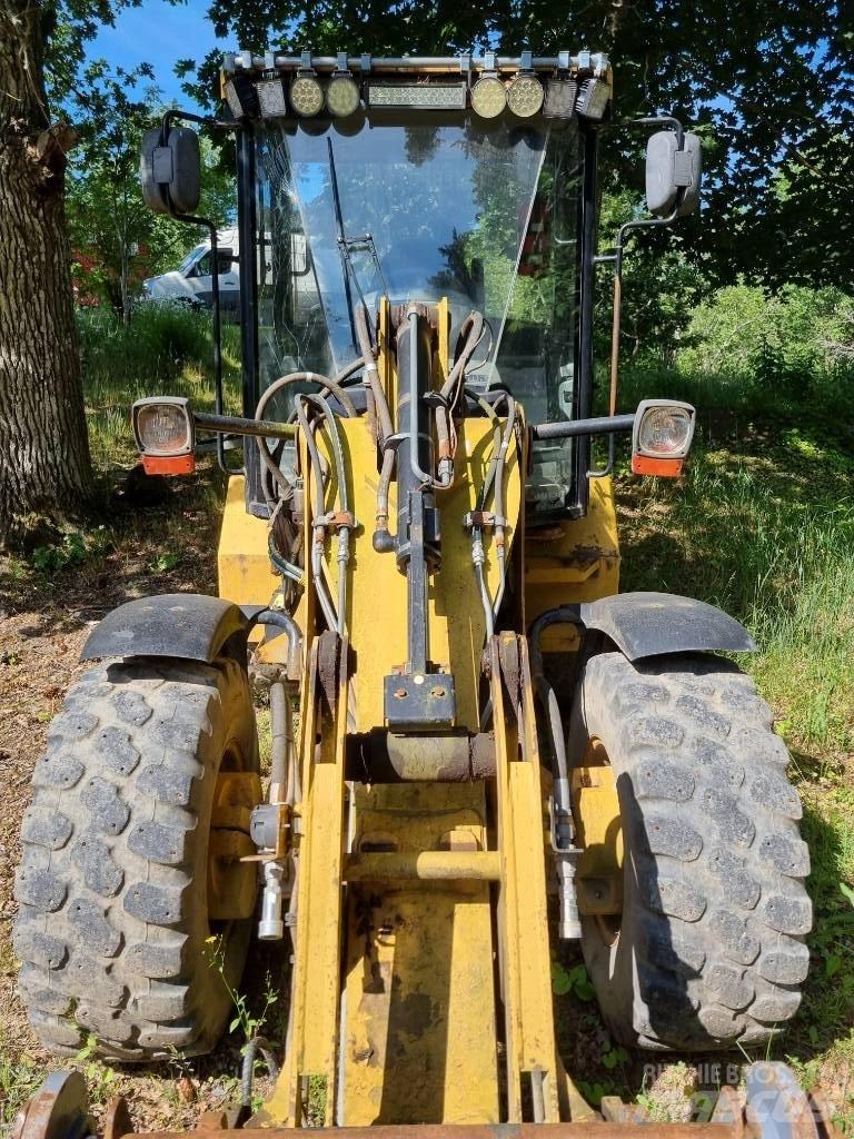 CAT 906 لوادر بعجل