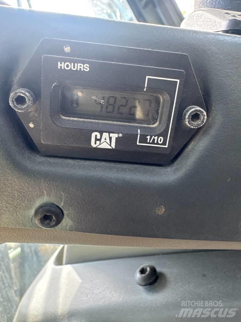 CAT 906 لوادر بعجل