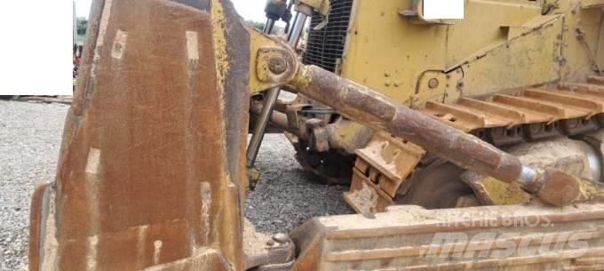CAT D 9 N بلدوزرات مجنزرة