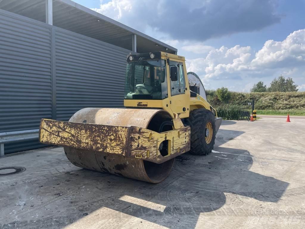 Bomag BW 216 DH-4 مداحل أحادية الأسطوانة