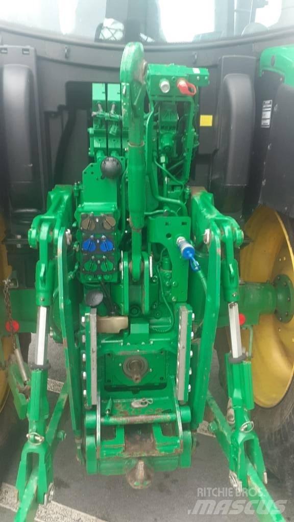 John Deere 6120 R الجرارات