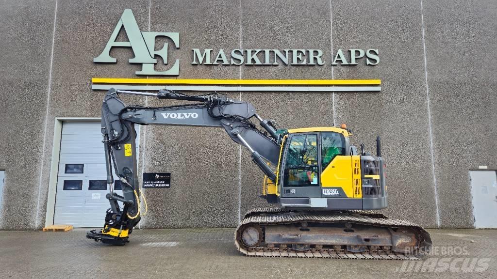 Volvo ECR 235 E L حفارات زحافة