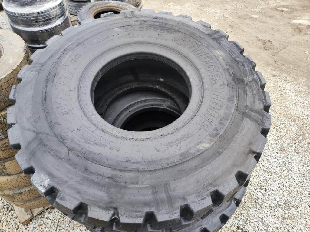 23.5 R25 tires الإطارات والعجلات والحافات