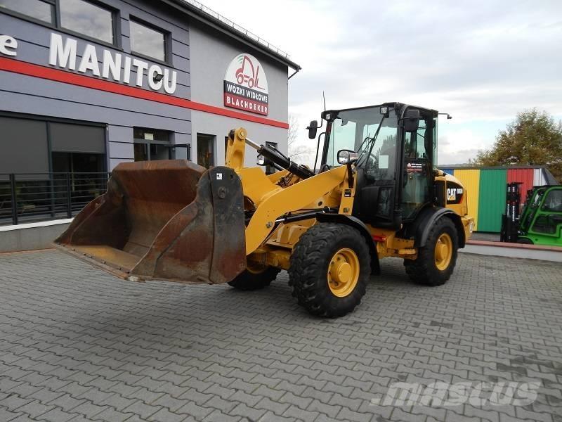 CAT 906M لوادر بعجل