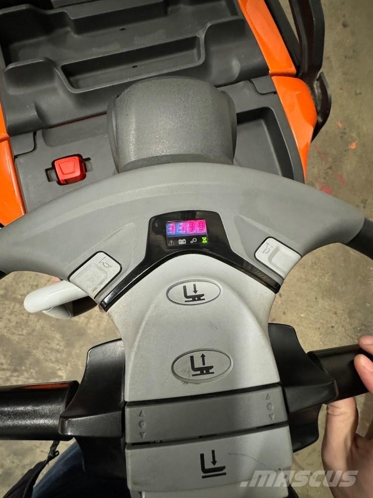 Toyota SPE160L معدات التكديس الجوالة