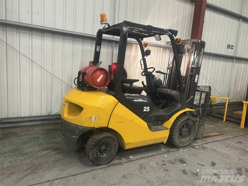 Komatsu FG25HT-17 شاحنات LPG