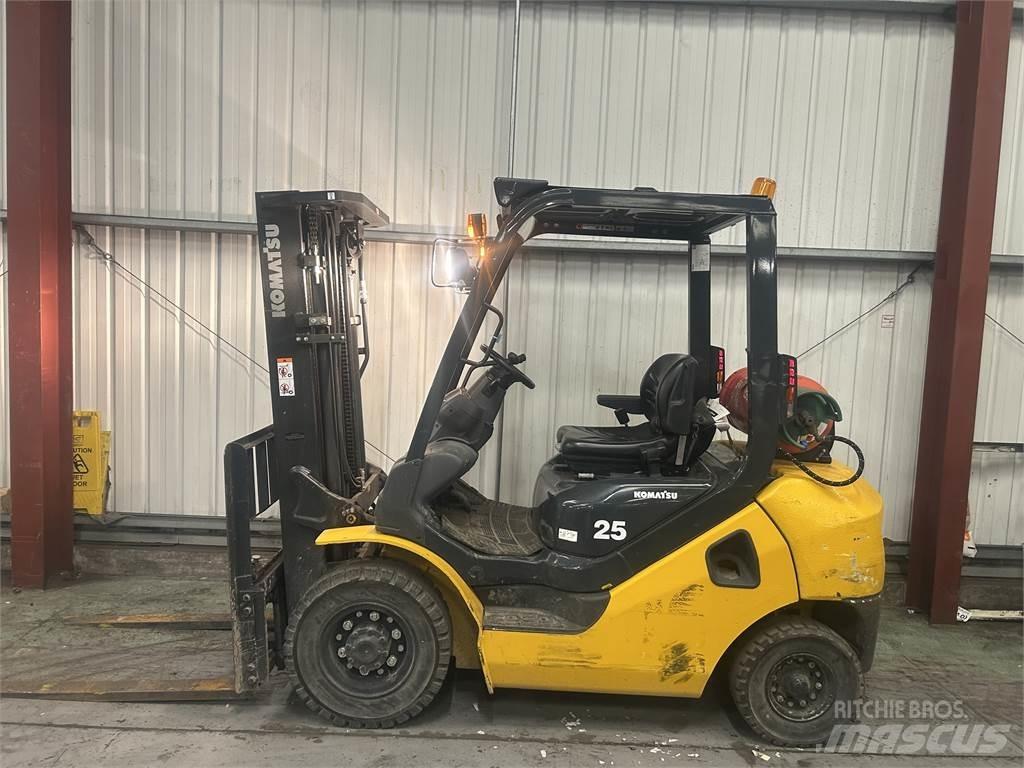 Komatsu FG25HT-17 شاحنات LPG