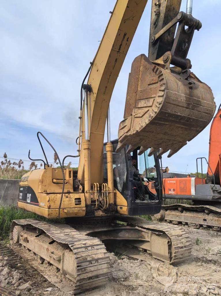 CAT 320 C حفارات زحافة