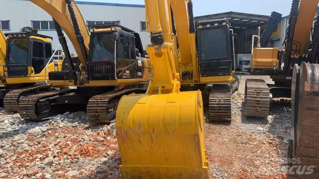 CAT PC200-8MO حفارات زحافة