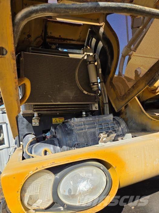 CAT M 313 D حفارات بعجل