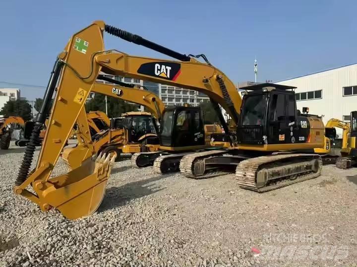 CAT CAT323D2L حفارات زحافة