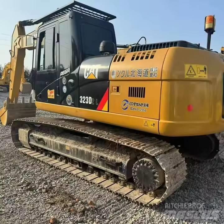 CAT CAT323D2L حفارات زحافة
