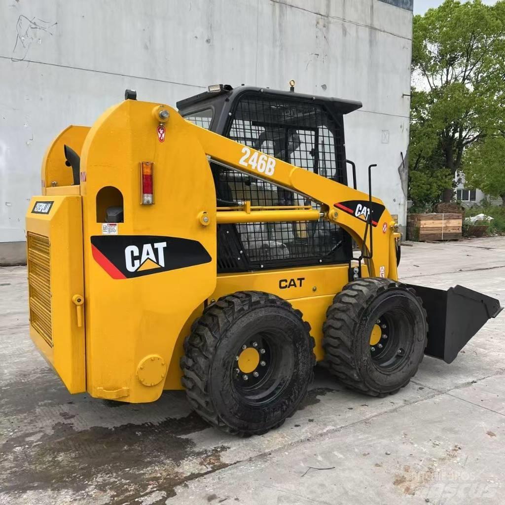 CAT 246 B لوادر صغيرة