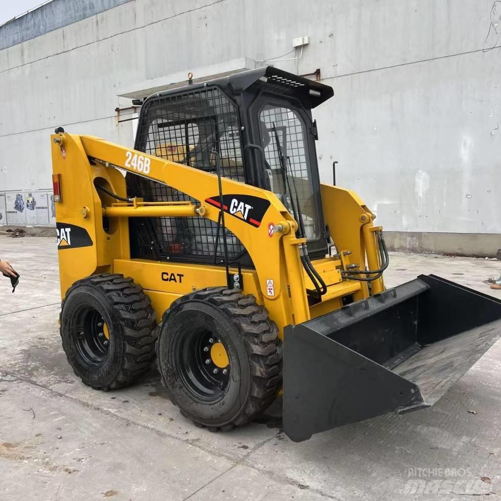 CAT 246 B لوادر صغيرة